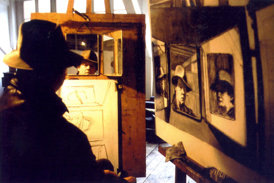 Philippe Pradalié avec l' Autoportrait aux trois miroirs, photo René Burri