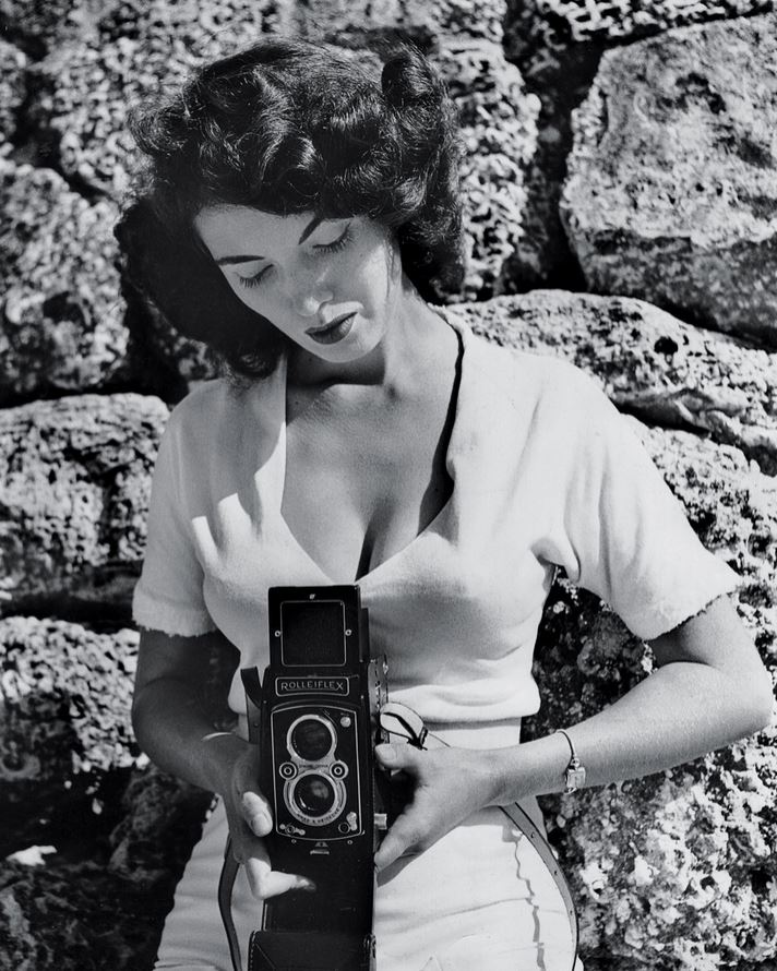 bunny-yeager-self-portrait-with rolleiflex