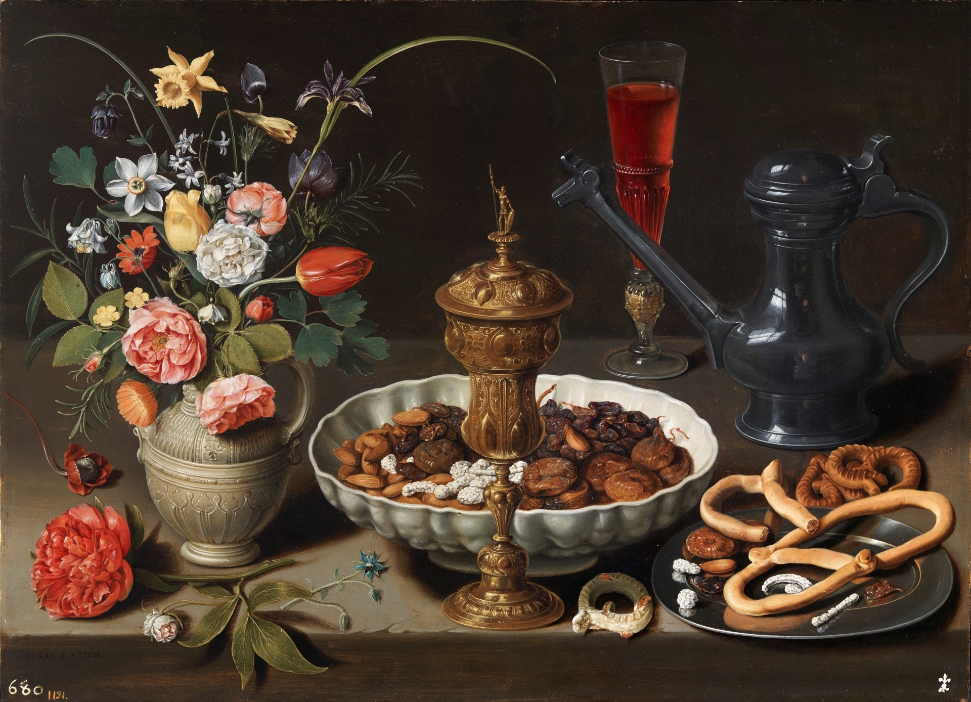 Clara Peeters 1611 A Bodegon con flores, copa de plata dorada, frutos secos, dulces, panecillos, vino y jarra de peltre, Prado