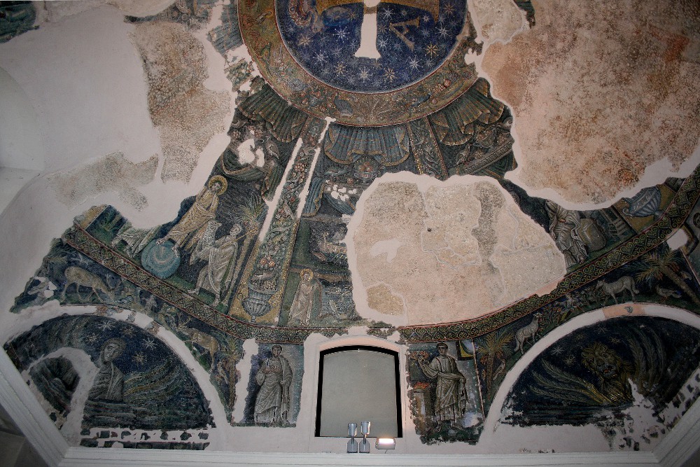 Traditio Legis 465–486 Baptistere des San Giovanni in Fonte Naples vue generale
