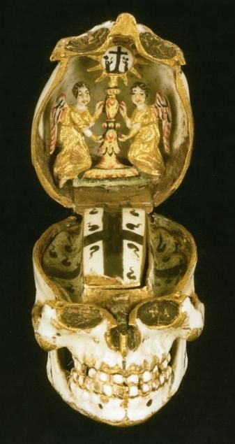 Pendant with a Memento Mori, second half of the 16th century, gilded enamel. Musées Royaux d’Art et d’Histoire