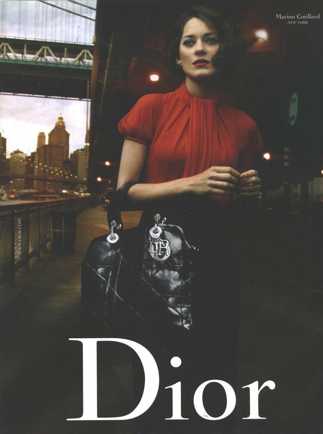 Dior B 2009 Marion Cotillard Annie Leibovitz Lady Red New York exterieur solo