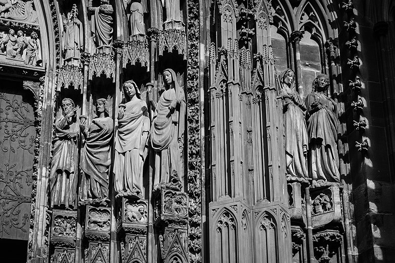 Notre-Dame_Strasbourg_vierges_sages_portail_latéral_sud_façade_ouest