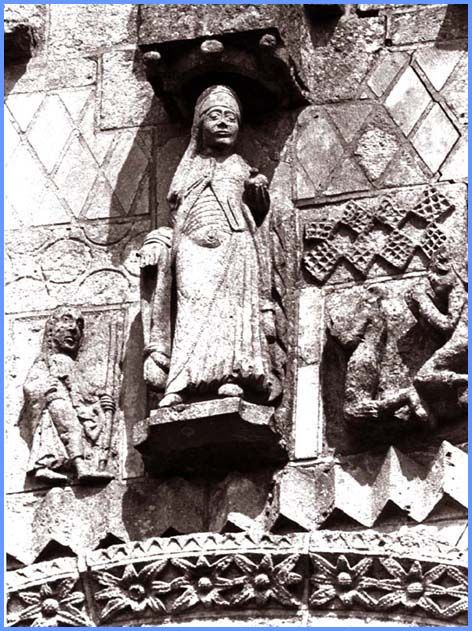 Statue de la Vierge mediatrice façade occidentale 1095-1130 abbatiale de Saint Jouin de Marnes