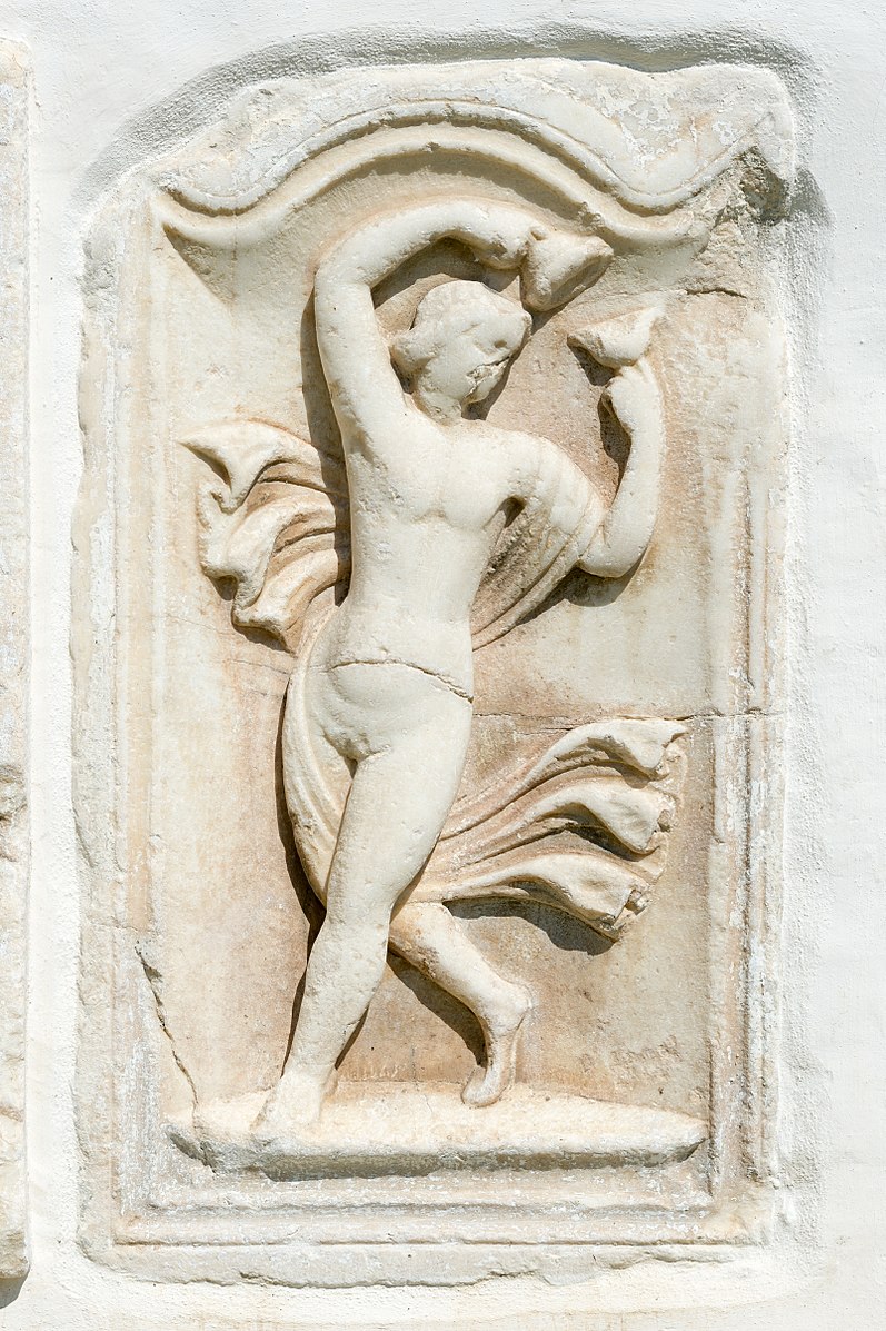 Menade dansante, pierre tombale romaine, eglise paroissiale, Tiffen, Autriche