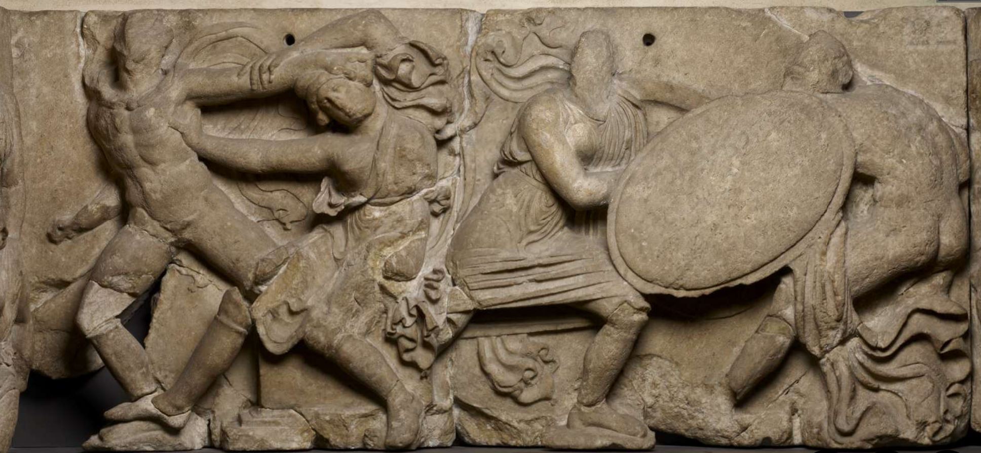 combats 420-400 av JC Combat entre Grec et Amazone Frise du temple of Apollo Epikourios at Bassai, British Museum deux duels