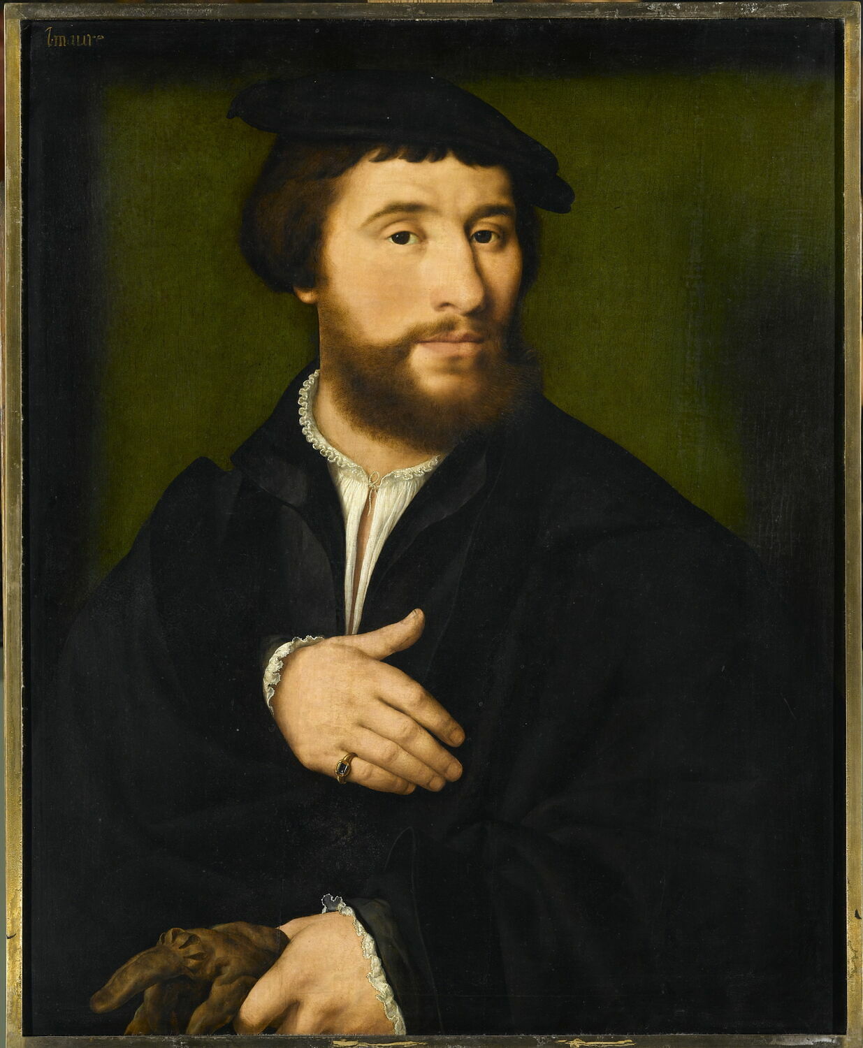 Portrait d'homme habillé de noir et tenant d'une main ses gants