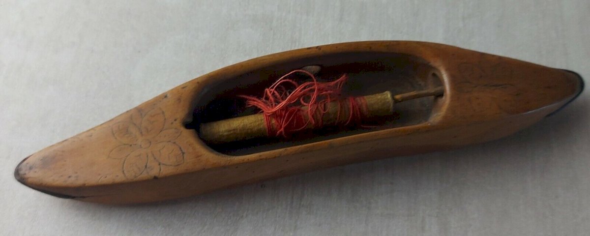 ancienne-petite-navette-de-metier-a-tisser-en-bois