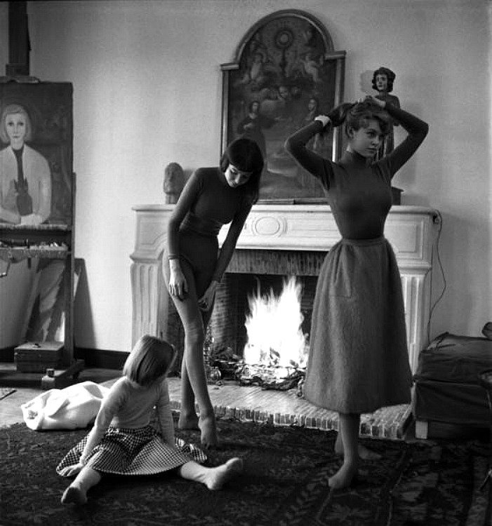 1952 Émile Savitry Brigitte Bardot chez elle avec sa famille